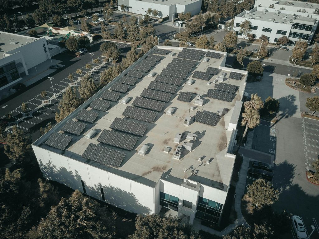 Panneaux photovoltaïques sur toiture industrielle pour autoconsommation