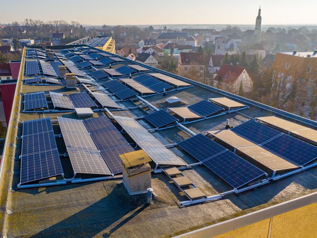 Bâtiment neuf équipé de panneaux solaires dès la construction