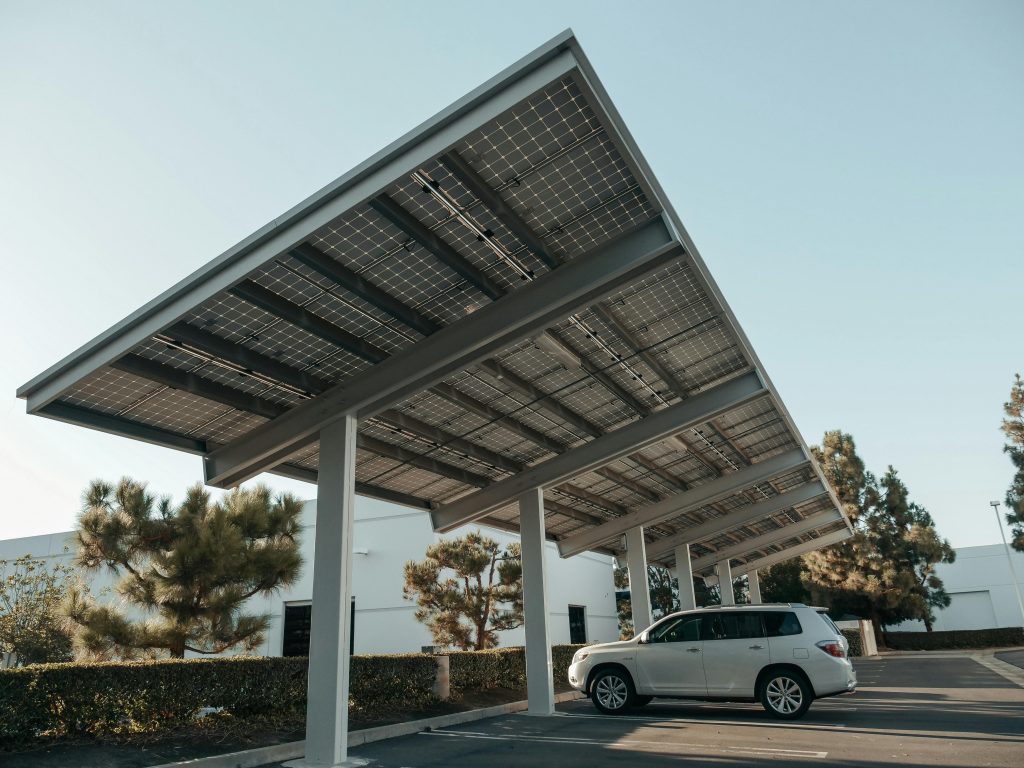 Ombrière photovoltaïque sur parking d'entreprise M.O Solar